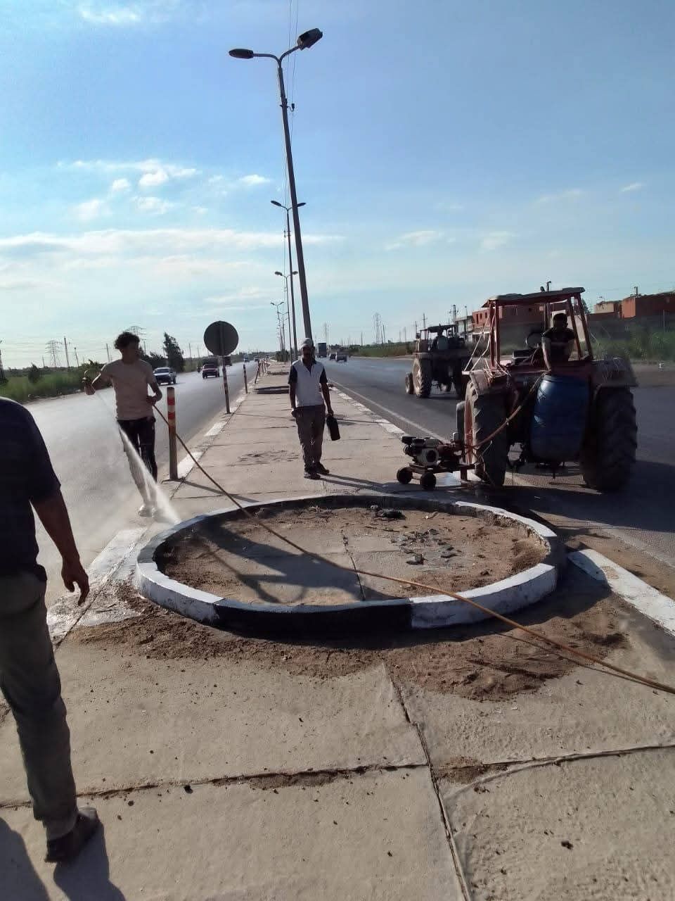 انطلاقة قوية لأعمال تطوير وتجميل الطريق الزراعي السريع بكفر الدوار - الخليج الان