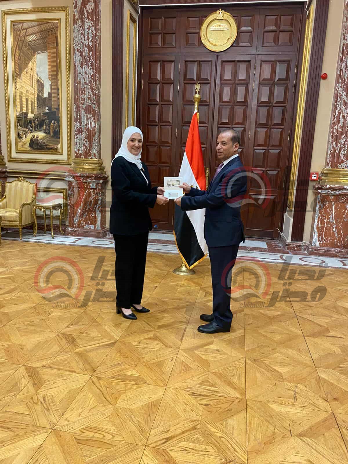 النائبة زينب فهيم تتسلم كارنية عضوية مجلس الشيوخ 2025..صور - الخليج الان