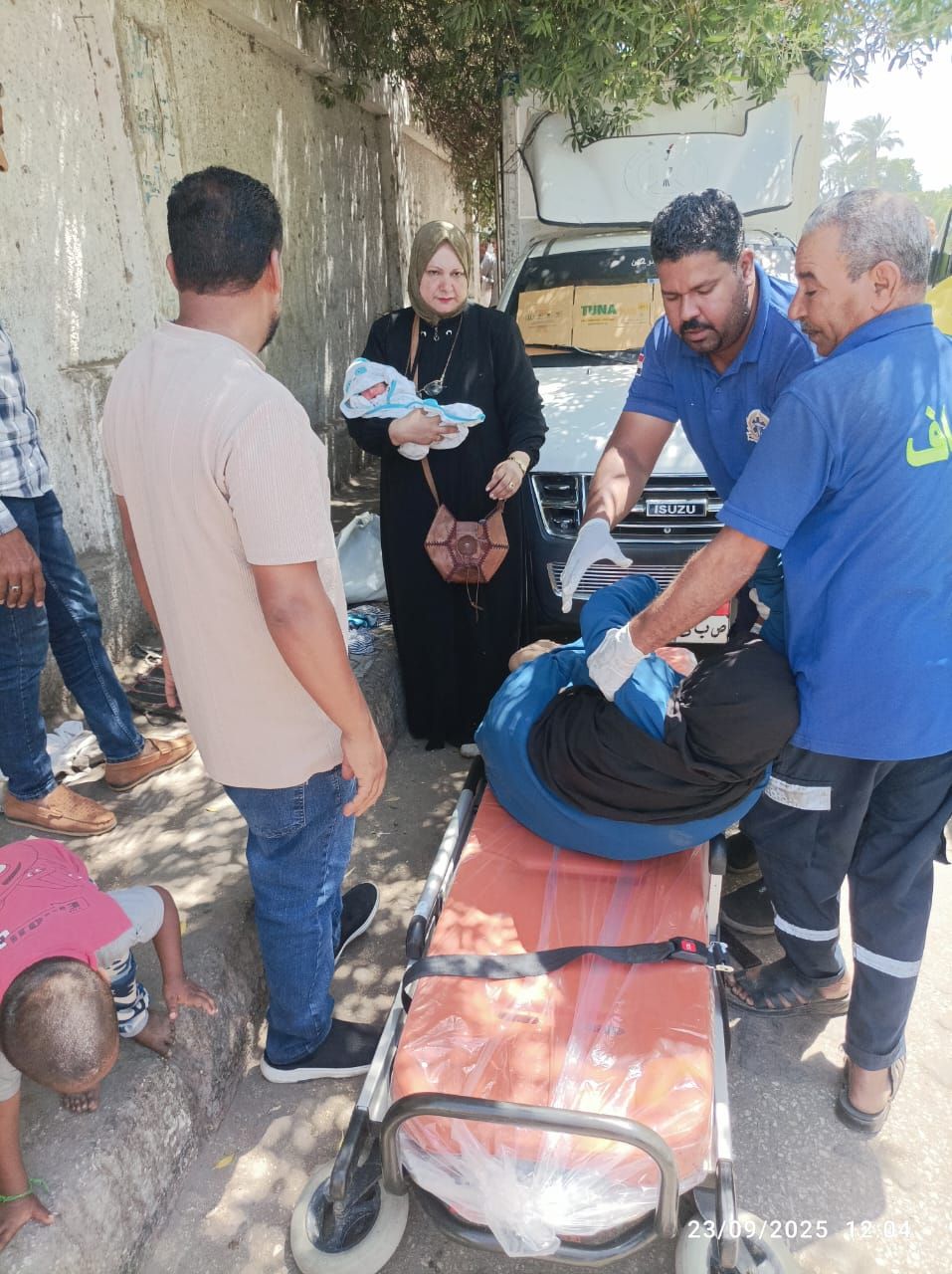 استجابة عاجلة لوحدة حماية الطفل بقنا لإنقاذ سيدة مجهولة وضعت رضيعًا وبصحبتها طفل عامين - الخليج الان