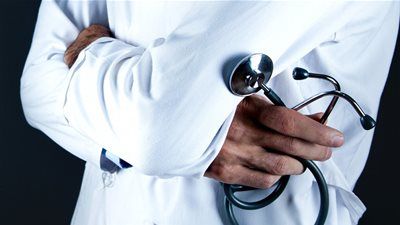 ما حكم إفشاء الطبيب سر المريض؟.. المفتي يجيب - الخليج الان