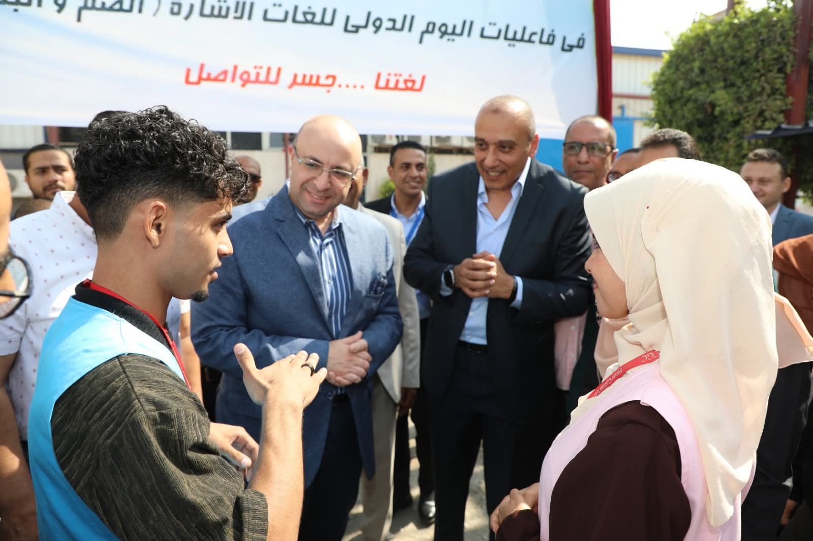 لفتة إنسانية من محافظ بني سويف أثناء زيارته لإحدى المصانع.. وعد عروسين من الصم والبكم بحضور فرحهما - الخليج الان