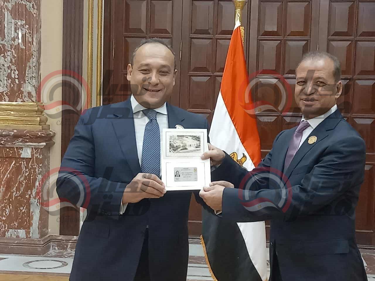 النائب أكمل فاروق يتسلم كارنية عضوية مجلس الشيوخ 2025..صور - الخليج الان