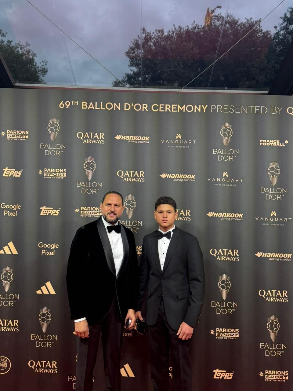 الفنان عماد زيادة ونجله يحضران حفل توزيع جوائز الكرة الذهبية "بالون دور" - الخليج الان