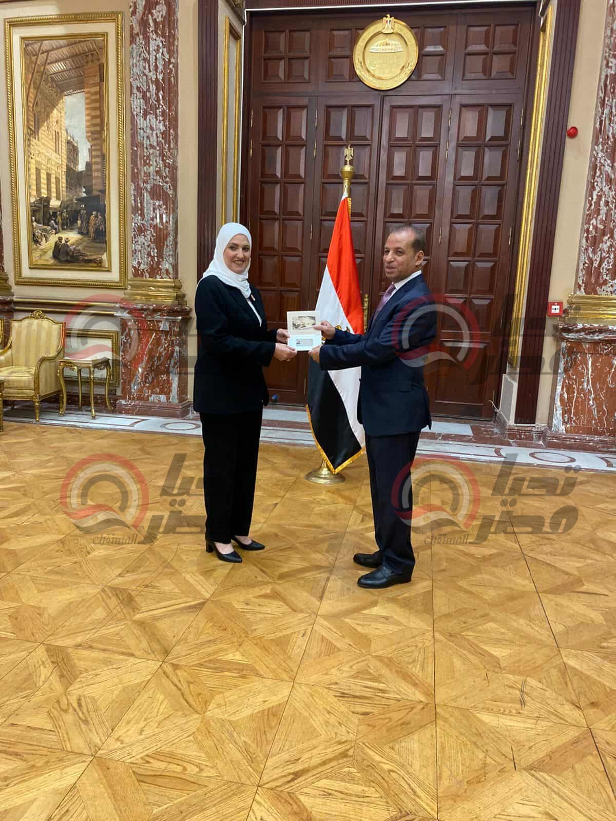 النائبة زينب فهيم تتسلم كارنية عضوية مجلس الشيوخ 2025..صور - الخليج الان
