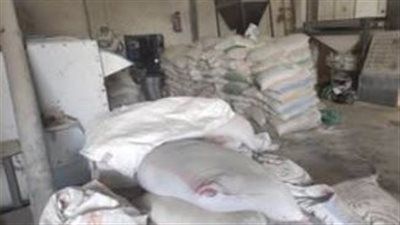 ضبط 98 طن مواد خام تستخدم فى إنتاج الأعلاف الحيوانية مجهولة المصدر داخل مصنع بالبحيرة - الخليج الان