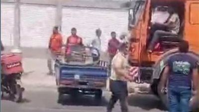 تفاصيل مشادة كلامية بين قائد سيارة نقل وقائد دراجة نارية تابعة لإحدى شركات توصيل الطلبات بالشيخ زايد - الخليج الان