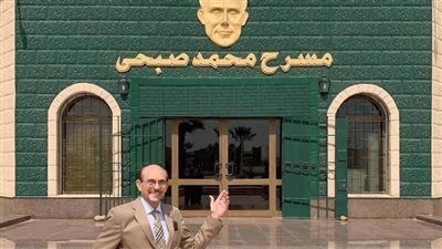 أعيش بأنفاس جمهوري.. محمد صبحي يشارك متابعيه صورة جديدة من أمام مسرحه - الخليج الان