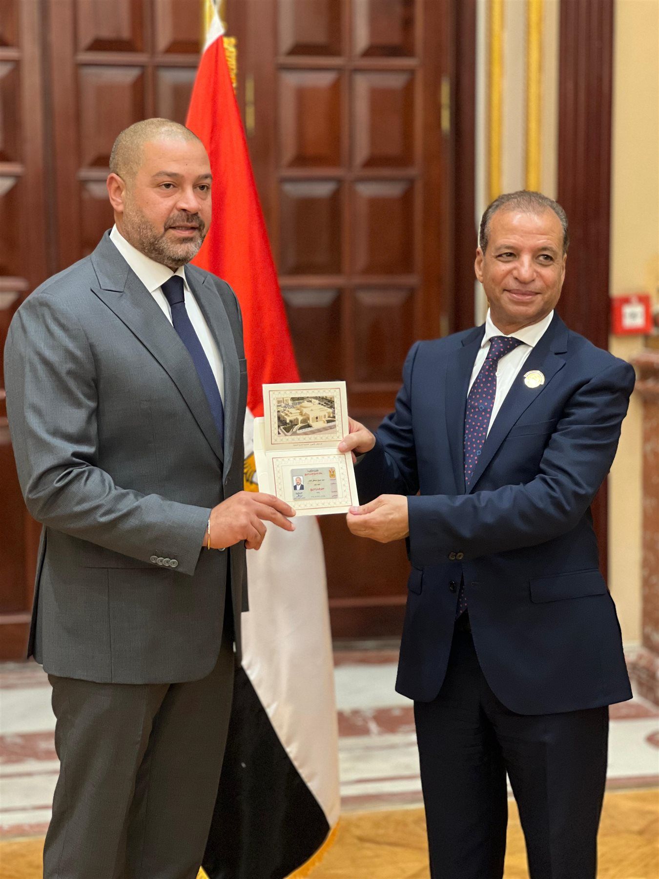 احتفاء خاص بالنائب أحمد دياب أثناء استلامه كارنيه عضوية مجلس الشيوخ 2025 ..صور - الخليج الان