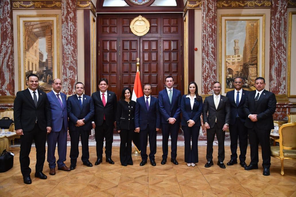 نواب تنسيقية شباب الأحزاب والسياسيين يتسلمون بطاقات عضوية مجلس الشيوخ للفصل التشريعي الثاني - الخليج الان