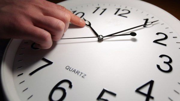 تغيير الساعة امتى؟.. موعد تطبيق التوقيت الشتوي 2025 في مصر