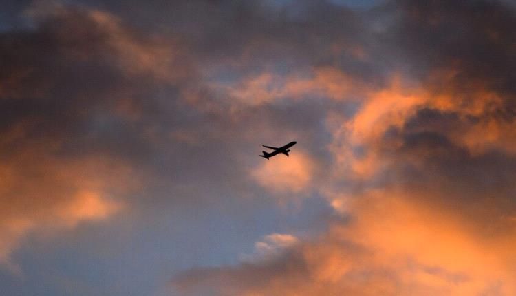 نجاة صبي من الموت بعد اختبائه في حجرة عجلات طائرة !