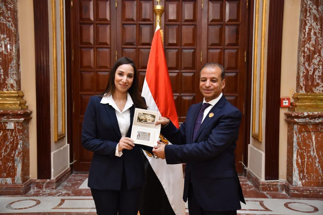 نواب تنسيقية شباب الأحزاب والسياسيين يتسلمون بطاقات عضوية مجلس الشيوخ للفصل التشريعي الثاني - الخليج الان