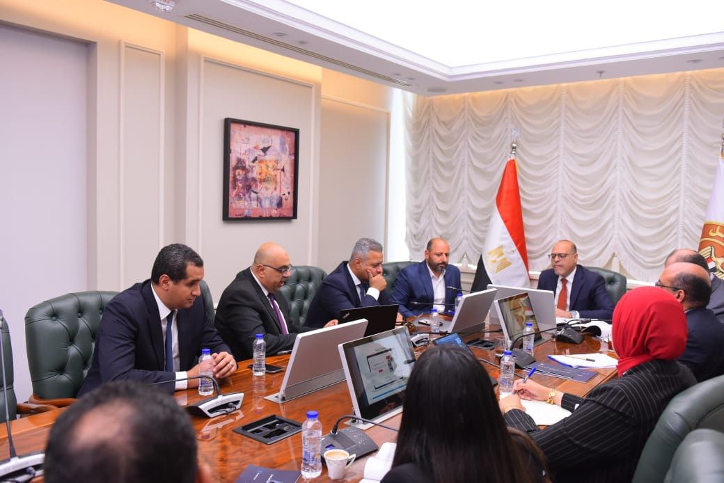 وزير العمل يطلق شراكة مع "eSpace" لتأسيس برنامج إلكتروني لإدارة انتخابات النقابات العمالية 2026 – 2030 - الخليج الان