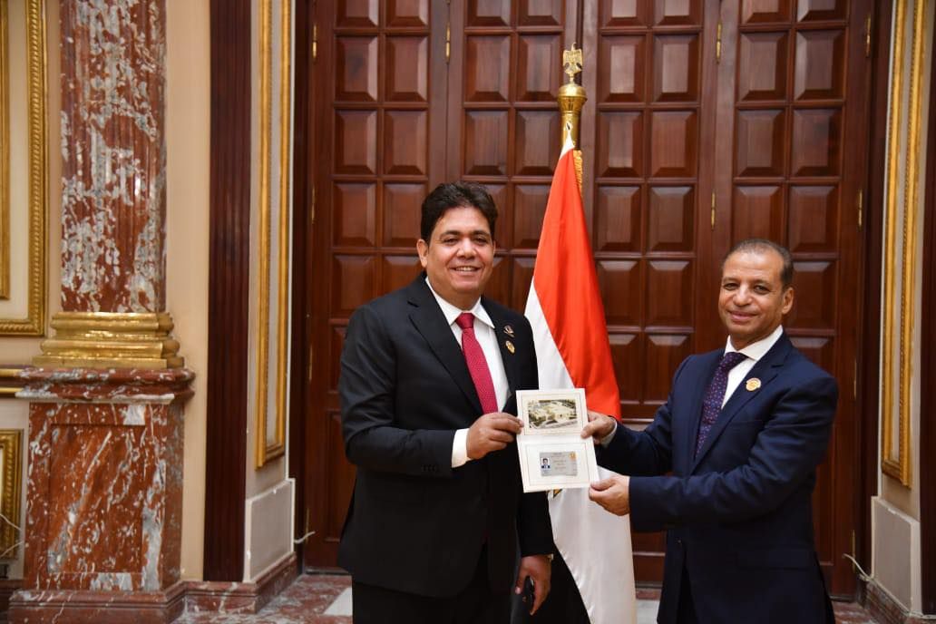 نواب تنسيقية شباب الأحزاب والسياسيين يتسلمون بطاقات عضوية مجلس الشيوخ للفصل التشريعي الثاني - الخليج الان