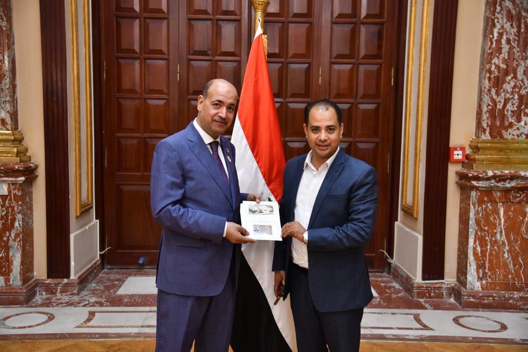 نواب تنسيقية شباب الأحزاب والسياسيين يتسلمون بطاقات عضوية مجلس الشيوخ للفصل التشريعي الثاني - الخليج الان