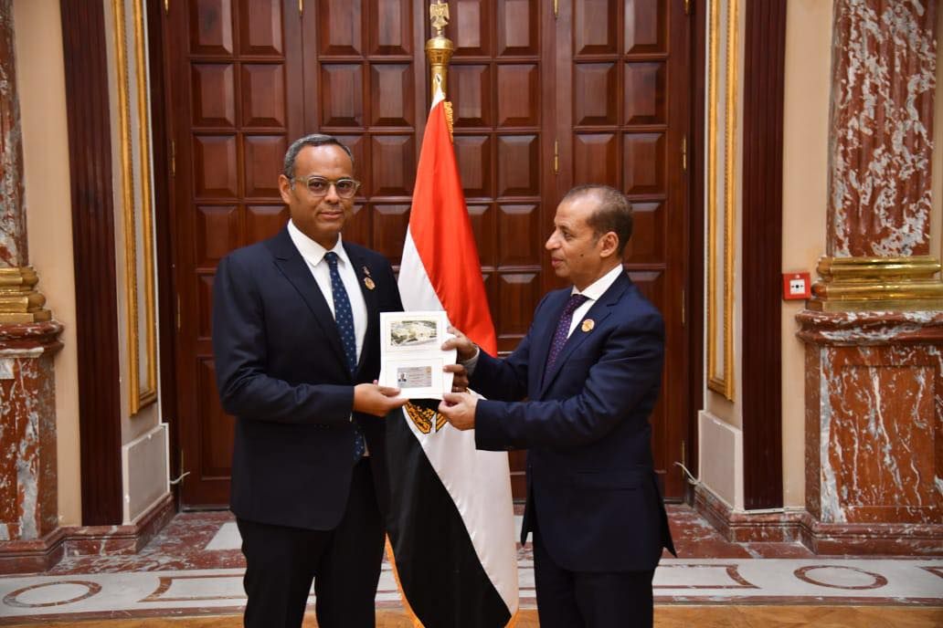 نواب تنسيقية شباب الأحزاب والسياسيين يتسلمون بطاقات عضوية مجلس الشيوخ للفصل التشريعي الثاني - الخليج الان