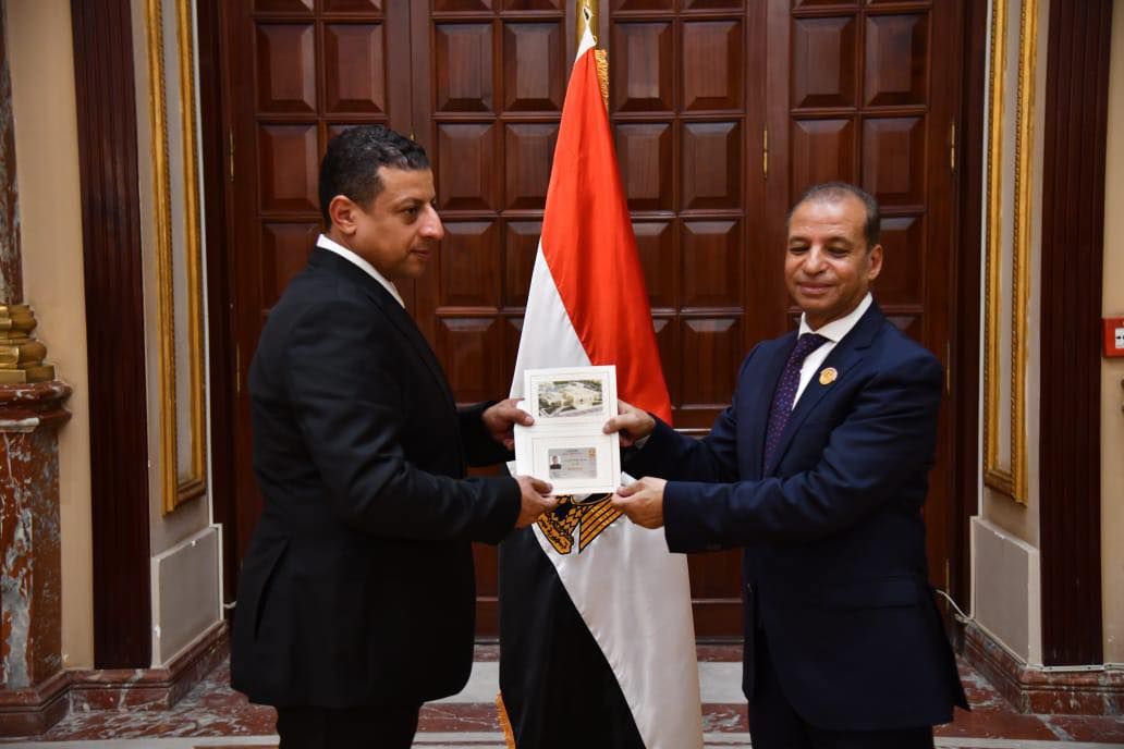 نواب تنسيقية شباب الأحزاب والسياسيين يتسلمون بطاقات عضوية مجلس الشيوخ للفصل التشريعي الثاني - الخليج الان