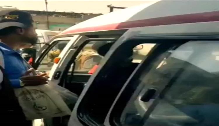فيديو- عصابة حوثية تنتحل صفة المرور وتعتدي بوحشية على سائق باص أمام طفله في صنعاء