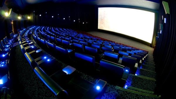 ما بين الكوميديا والأكشن والرومانسية.. أفلام مرتقبة تعود بنجوم الصف الأول إلى السينما