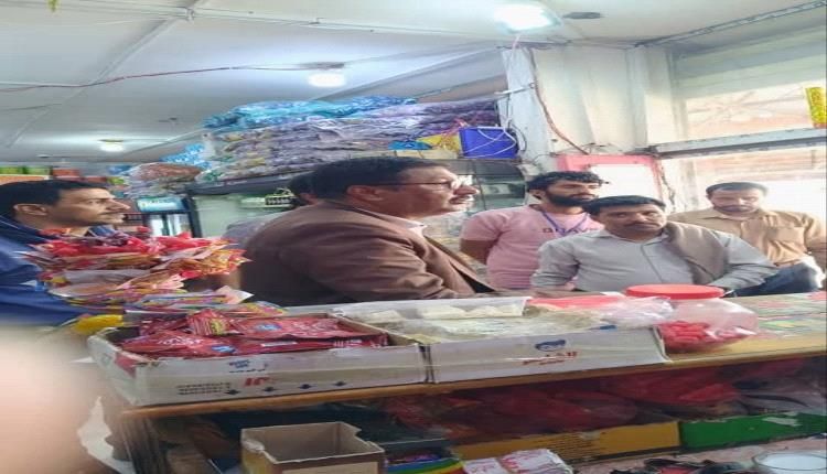 مكتب الصناعة والتجارة يواصل حملاته الرقابية في رضوم ويضبط مخالفات غذائية منتهية الصلاحية