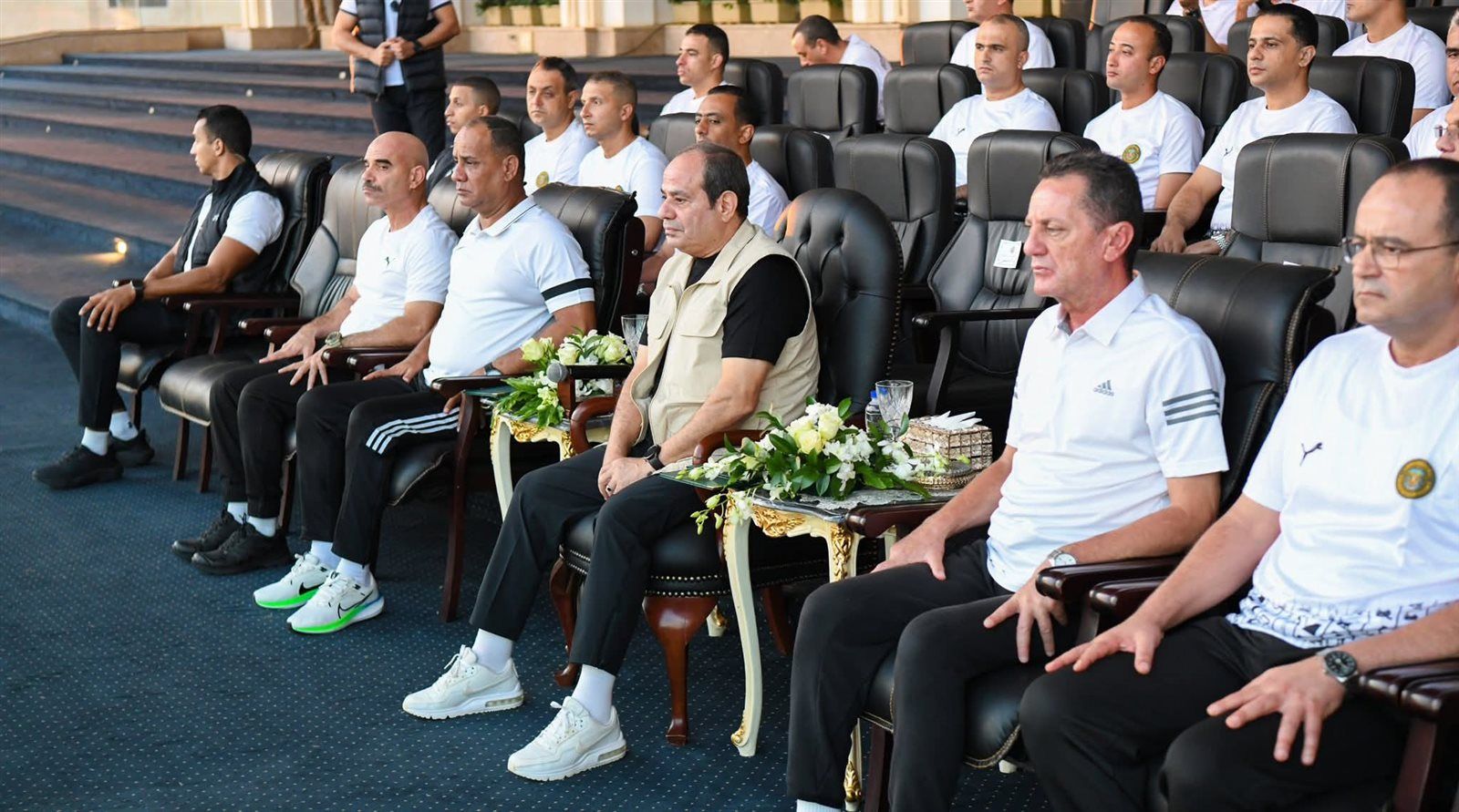 الرئيس السيسي يؤدي صلاة الفجر مع طلاب الأكاديمية العسكرية ويتابع الأنشطة التدريبية لهم - الخليج الان