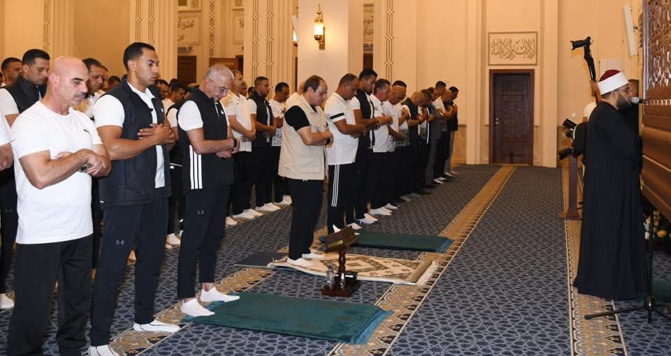 الرئيس السيسي يؤدي صلاة الفجر مع طلاب الأكاديمية العسكرية ويتابع الأنشطة التدريبية لهم - الخليج الان