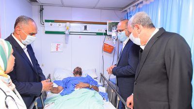 وزير العمل ومحافظ الغربية يتابعان حالة مصابي حريق مصنع المحلة - الخليج الان