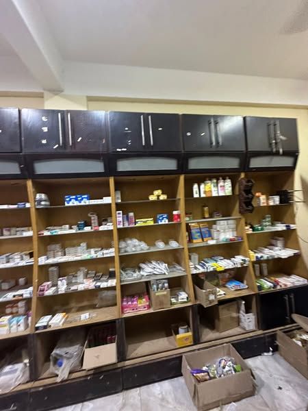 ضبط أدوية منتهية الصلاحية داخل صيدلية غير مرخصة بقرية بني شعران التابعة لمركز منفلوط - الخليج الان