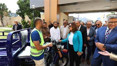 وزيرة التنمية المحلية ومحافظ الجيزة يسلمان دفعه أولي من ٥٠ تروسيكل لدعم منظومة النظافة بالمحافظة - الخليج الان