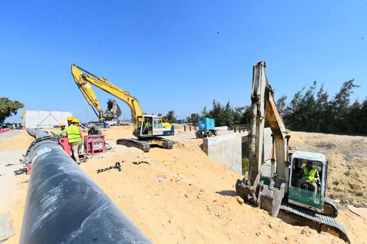 وزير الإسكان ومحافظ البحيرة يتفقدان مشروع ازدواج خط مياه وادي النطرون - الخليج الان