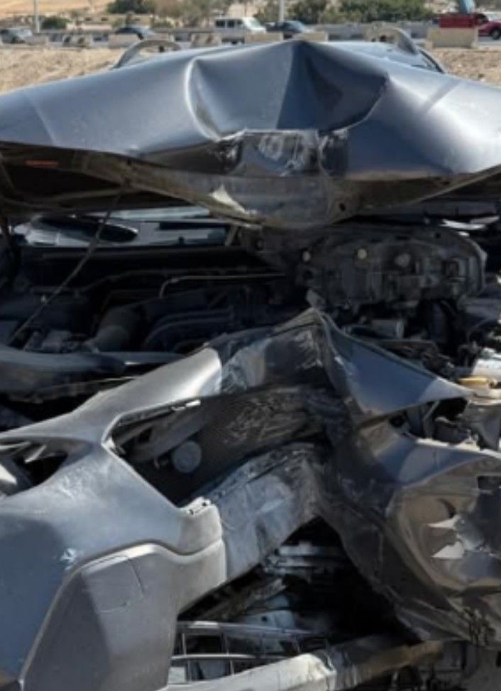 بالصور.. نجاة الفنان أحمد السقا من حادث سير خطير وتهشم سيارته - الخليج الان