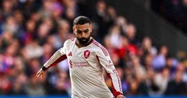 محمد صلاح يشارك لحظة إنسانية مع طفلة وسط جماهير كريستال بالاس فيديو