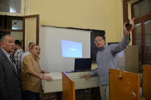 محافظ أسيوط يتابع انتظام العملية التعليمة ويتفقد مدرسة بدر الرسمية للغات بحي شرق ويشيد بتطوير معامل الصوتيات والحاسب الآلي - الخليج الان