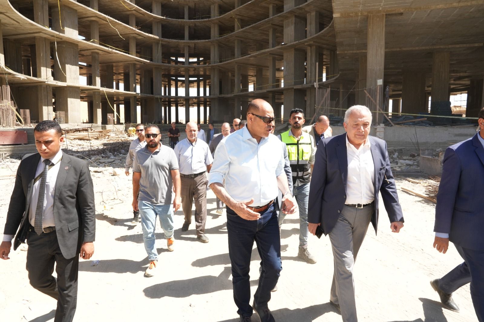 وزير العمل يقود حملة بالعاصمة الإدارية لإيقاف المنشآت غير الملتزمة بالسلامة المهنية - الخليج الان