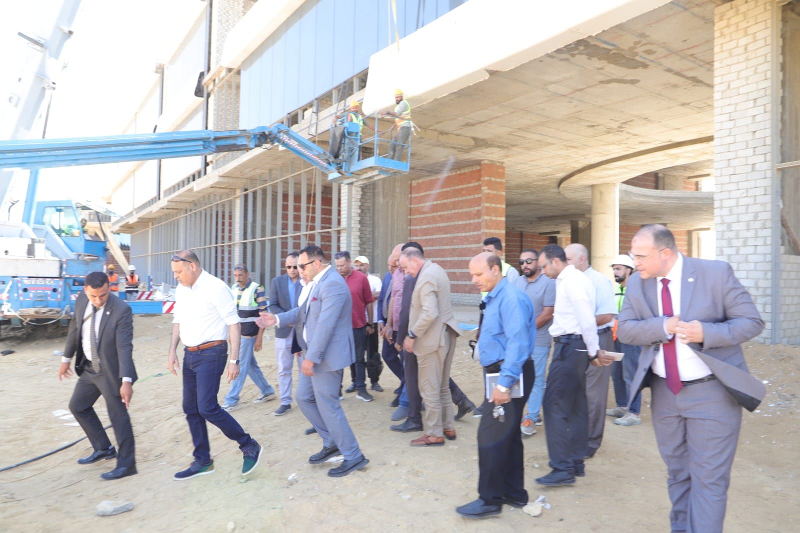 وزير العمل يقود حملة بالعاصمة الإدارية لإيقاف المنشآت غير الملتزمة بالسلامة المهنية - الخليج الان