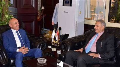 محافظ الأقصر يستقبل مدير صندوق مكتبات مصر العامة ويؤكد أهمية نشر الثقافة ودعم السياحة - الخليج الان