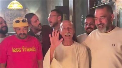 خلال الكواليس.. أبطال وصناع مسلسل قسمة العدل يحتفلون بـ عيد ميلاد المنتج هاني عبد الله - الخليج الان