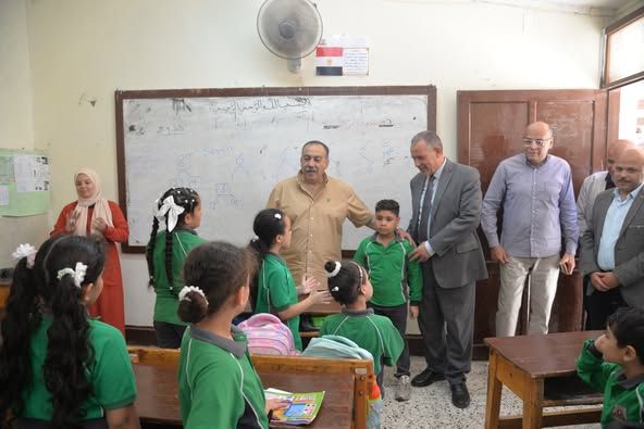 محافظ أسيوط يتابع انتظام العملية التعليمة ويتفقد مدرسة بدر الرسمية للغات بحي شرق ويشيد بتطوير معامل الصوتيات والحاسب الآلي - الخليج الان