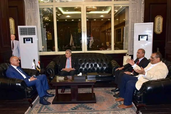 محافظ الأقصر يستقبل مدير صندوق مكتبات مصر العامة ويؤكد أهمية نشر الثقافة ودعم السياحة - الخليج الان