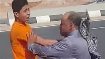 وقف سيارة بالفيوم عن العمل بعد تعدي سائقها على طالب بسبب تعريفة الركوب - الخليج الان