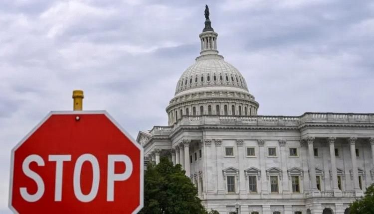 أميركا تدخل رسمياً في حالة الشلل.. ووزارات توقف عملها