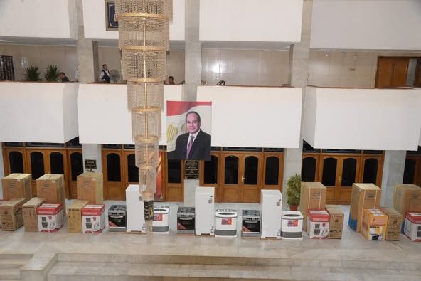 محافظ أسيوط يوزع أجهزة كهربائية وأثاثًا للأسر الأولى بالرعاية بمنطقة المصلى بحي غرب عقب الانتهاء من إعادة تأهيل منازلهم - الخليج الان