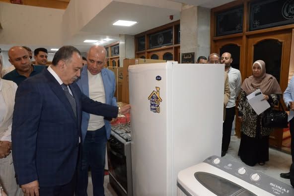 محافظ أسيوط يوزع أجهزة كهربائية وأثاثًا للأسر الأولى بالرعاية بمنطقة المصلى بحي غرب عقب الانتهاء من إعادة تأهيل منازلهم - الخليج الان
