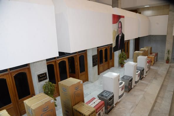 محافظ أسيوط يوزع أجهزة كهربائية وأثاثًا للأسر الأولى بالرعاية بمنطقة المصلى بحي غرب عقب الانتهاء من إعادة تأهيل منازلهم - الخليج الان