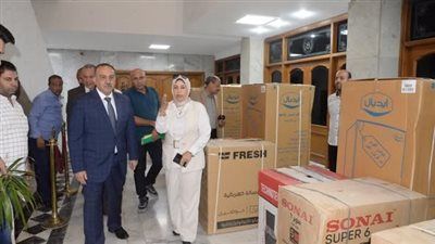محافظ أسيوط يوزع أجهزة كهربائية وأثاثًا للأسر الأولى بالرعاية بمنطقة المصلى بحي غرب عقب الانتهاء من إعادة تأهيل منازلهم - الخليج الان