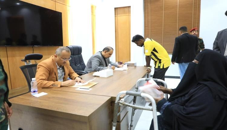 محافظ حضرموت يوجّه بتخليص أكثر من 600 معاملة فورية بعد لقاء مباشر مع المواطنين