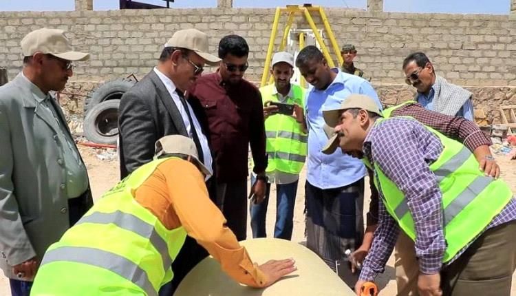 وكيل حضرموت يطلع على الاعمال المنجزة بمشروع تطوير مرافق المياه والصرف الصحي بتريم