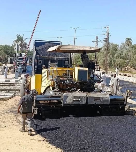 شكر من أهالي قرية العوينية بإدفو لمحافظ أسوان لإستجابته فى رصف وإنارة مزلقان القرية - الخليج الان