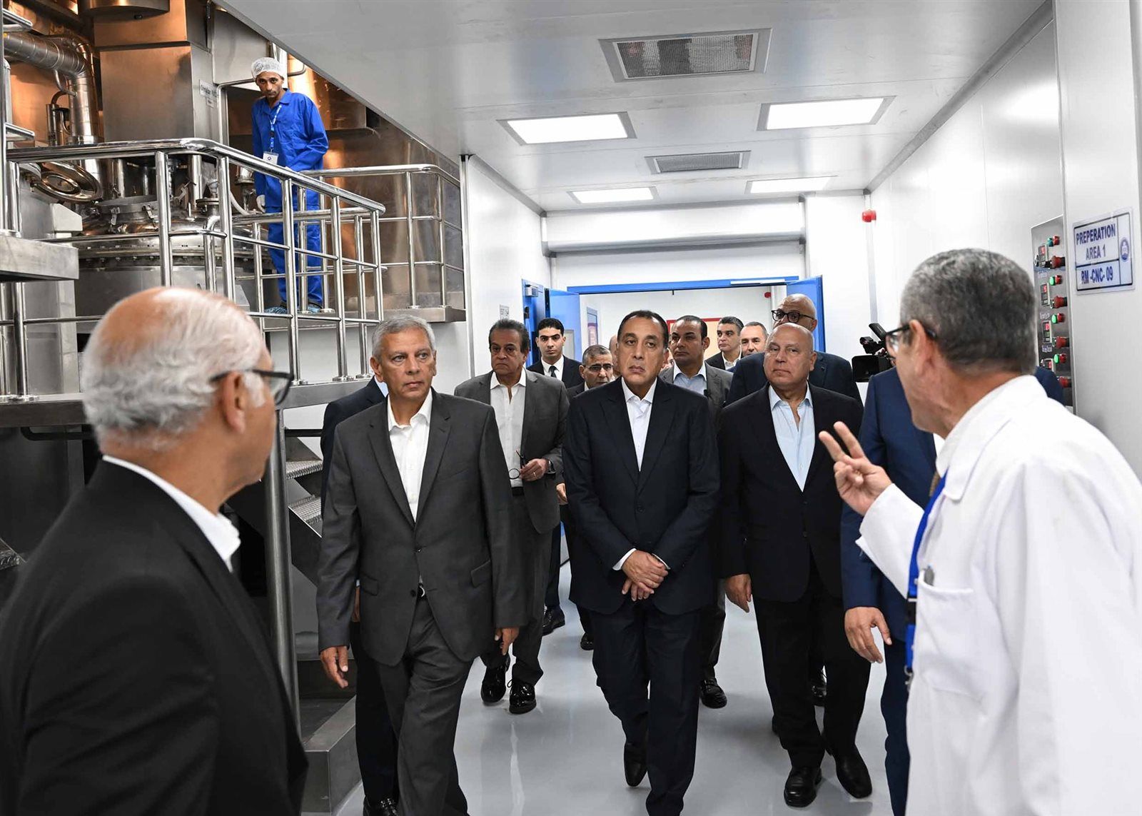 رئيس الوزراء يفتتح مصنع إنتاج الخامات الدوائية ومصنع المطهرات بشركة النصر للكيماويات الدوائية في القليوبية - الخليج الان