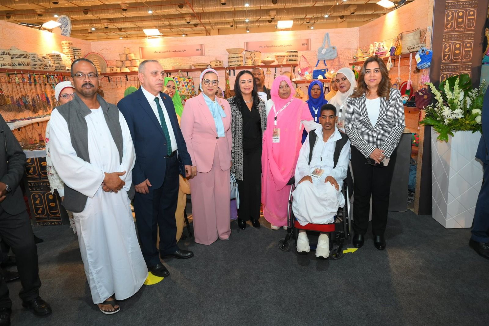 وزيرة التضامن الاجتماعي تتفقد جناح صندوق دعم الصناعات الريفية والبيئية بمعرض تراثنا 2025 - الخليج الان